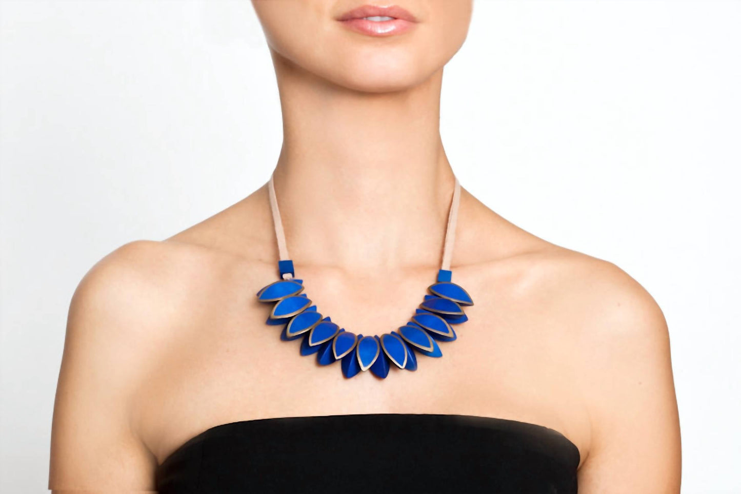 Avenue Chic - Women's Leaf Wood Necklace