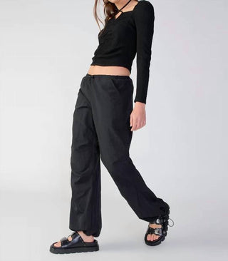 Santuário - Calça Paraquedas dos anos 90