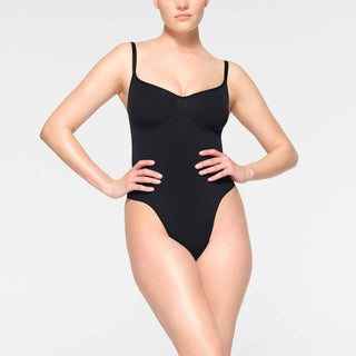 Skims - Body sem costura esculpido pequeno com tanga
