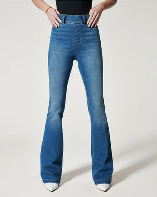 Spanx - Calça jeans flare inspirada nos anos 70