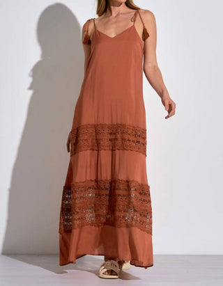 Elan - Vestido longo com detalhes em renda terracota