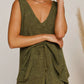 Conjunto de blusa sem mangas com decote em V e shorts com cordão