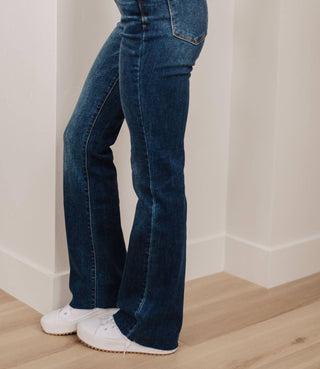 Judy Blue - Calça jeans bootcut de cintura média e bainha crua