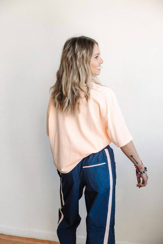 Free People - Camiseta com Logo Tackle