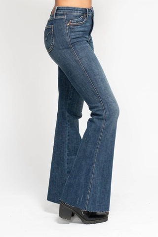Judy Blue - Calça jeans flare com bolso traseiro e escudo