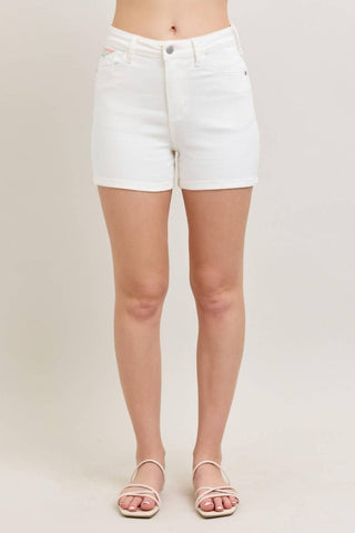 Judy Blue - Short Jeans com Detalhe de Costura Arco-Íris e Jugo de Cintura Alta