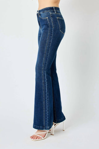 Judy Blue - Calça jeans flare com cintura alta e detalhes laterais angulares
