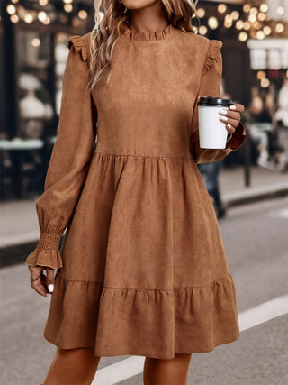 Vestido curto com babados, gola redonda e manga comprida