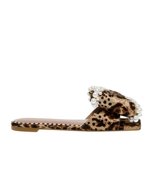 Betsey Johnson - Sandálias femininas Liah Bow com pérolas