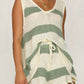 Conjunto de blusa sem mangas com decote em V e shorts com cordão