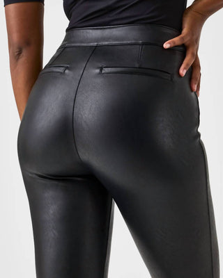 Spanx - Calça Flare com Efeito Couro