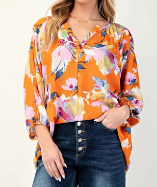 Cavalete - Top com decote em V e mangas 3/4 com estampa floral tropical