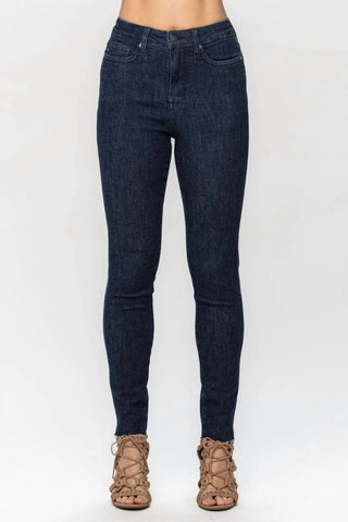 Judy Blue - Calça Jeans Skinny com Controle de Barriga e Barra Raw Hem