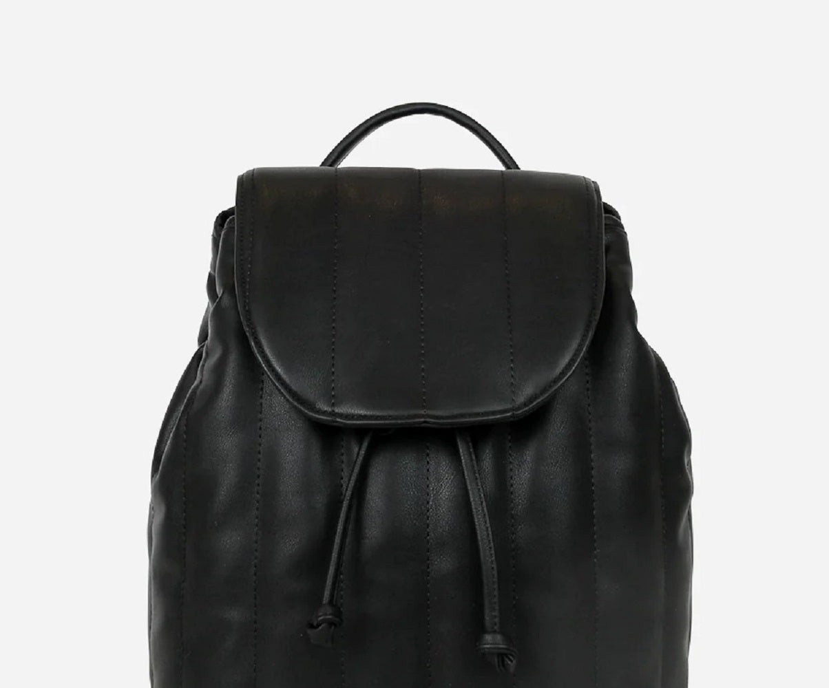 Mochila feminina The Quilted Cinch da Fawn Design, preta, tamanho regular