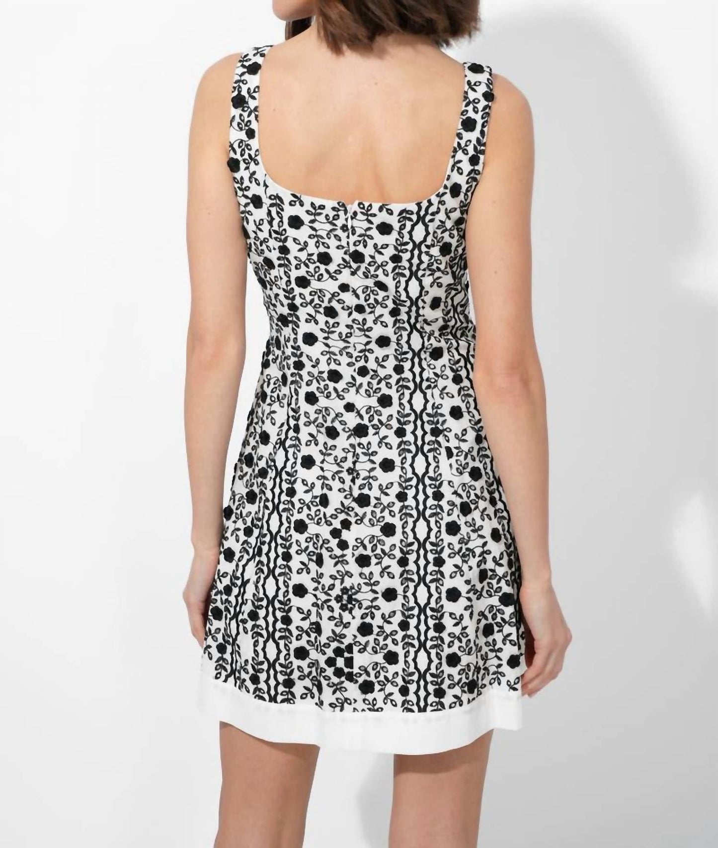 Adelyn Rae - Vestido curto bordado floral Kya