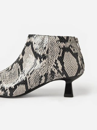 Ganni - Bota curta feminina com estampa de cobra falsa