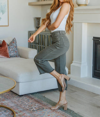 Judy Blue - Calça jeans cropped de cintura alta com controle de altura e perna larga