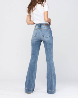 Judy Blue - Calça Jeans Flare de Cintura Média