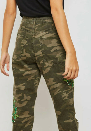 Topshop - Calça jeans mom rasgada com estampa camuflada e bordado floral de cintura alta