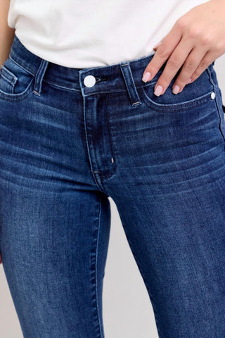 Calça jeans justa no tornozelo Molly Capris Judy Blue