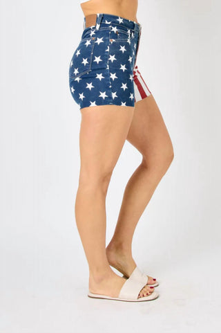 Judy Blue - Shorts de cintura alta com bandeira americana e bainha desfiada