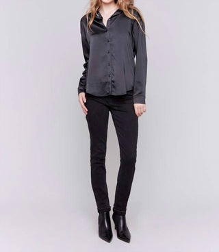 Charlie B - Camisa de cetim lisa com botões