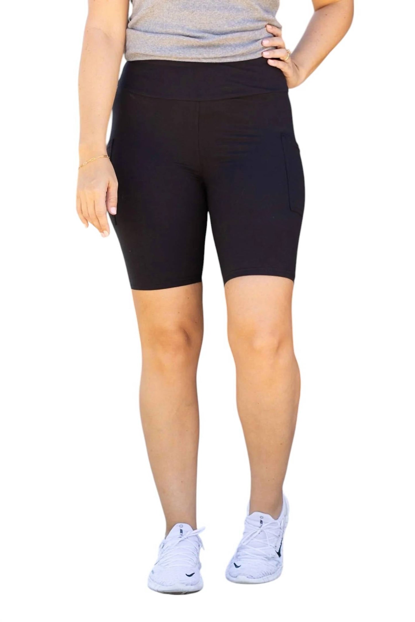 Julia Rose - SHORTS DE MOTOCICLISTA