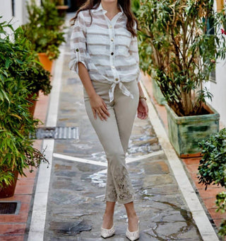 Frank Lyman - Calça jeans com bainha adornada com strass