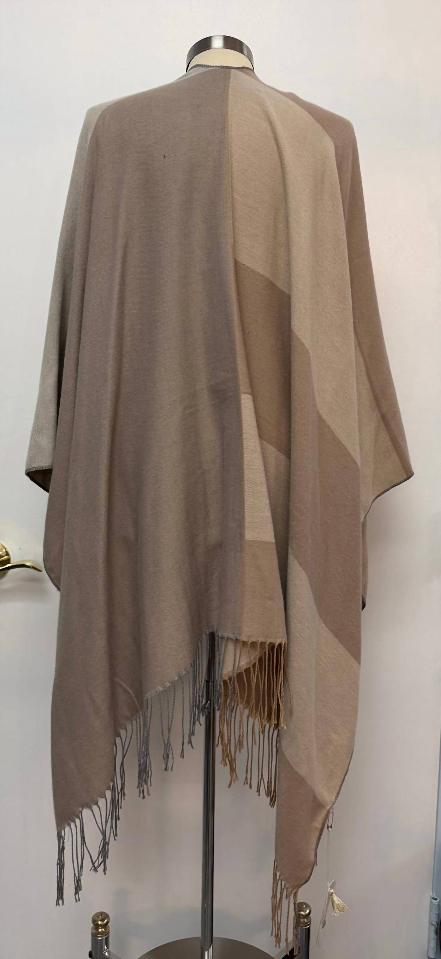 2 Chic - Women's Shawl Cape With Fringe Details
