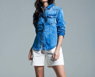 Q2 - Camisa Chambray com botões de pressão perolados