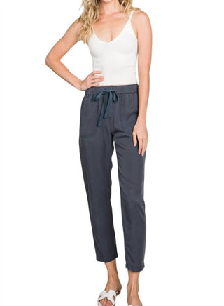 Be Cool - Calça Tencel com Bolso e Cordão