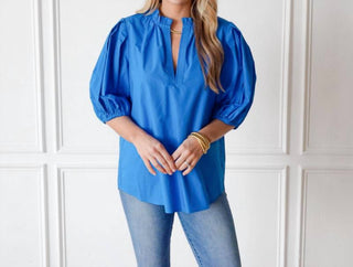 Caryn Lawn - Blusa Anna com decote em V