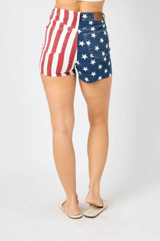 Judy Blue - Shorts de cintura alta com bandeira americana e bainha desfiada