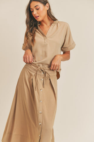 Conjunto de blusa de manga curta e saia midi com botões MABLE