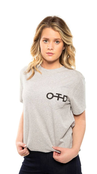 Neste dia - Camiseta com bolso gráfico unissex