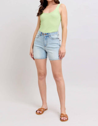 Judy Blue - Short jeans estilo pai de cintura alta e comprimento médio