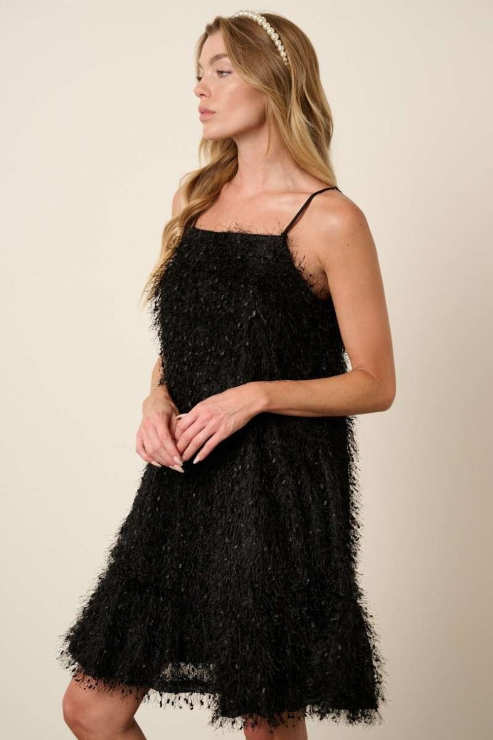 Vestido curto de alças finas com babados e penas Mittoshop