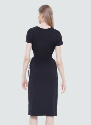 Vestido midi com recorte e fita preta e cordão