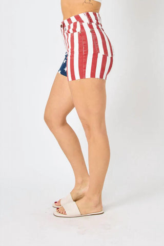 Judy Blue - Shorts de cintura alta com bandeira americana e bainha desfiada