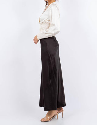Paparazzi - Blusa curta de cetim elástico com sobrepeliz sólida