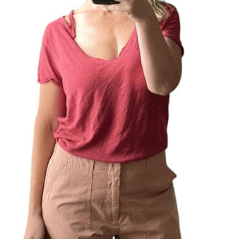 Free People - Camiseta com gola V desgastada