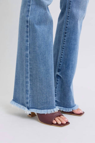 Judy Blue - Calça Jeans Bootcut de Cintura Alta com Bainha Desfiada