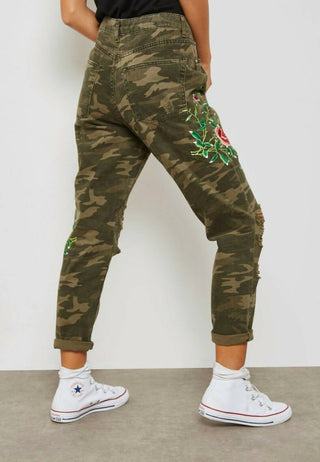 Topshop - Calça jeans mom rasgada com estampa camuflada e bordado floral de cintura alta