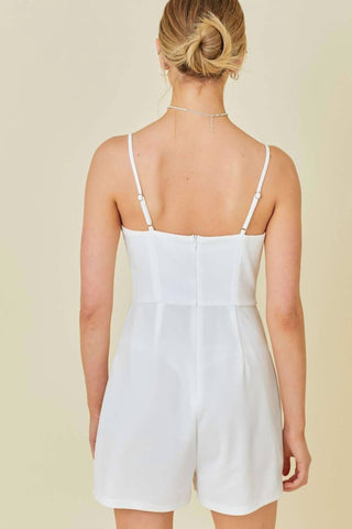 Macacão com estampa de tira principal e gravata borboleta