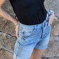 Judy Blue - Shorts jeans descolado com controle de barriga