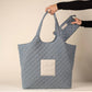 Care Tucker - Bolsa tote jeans acolchoada maxi