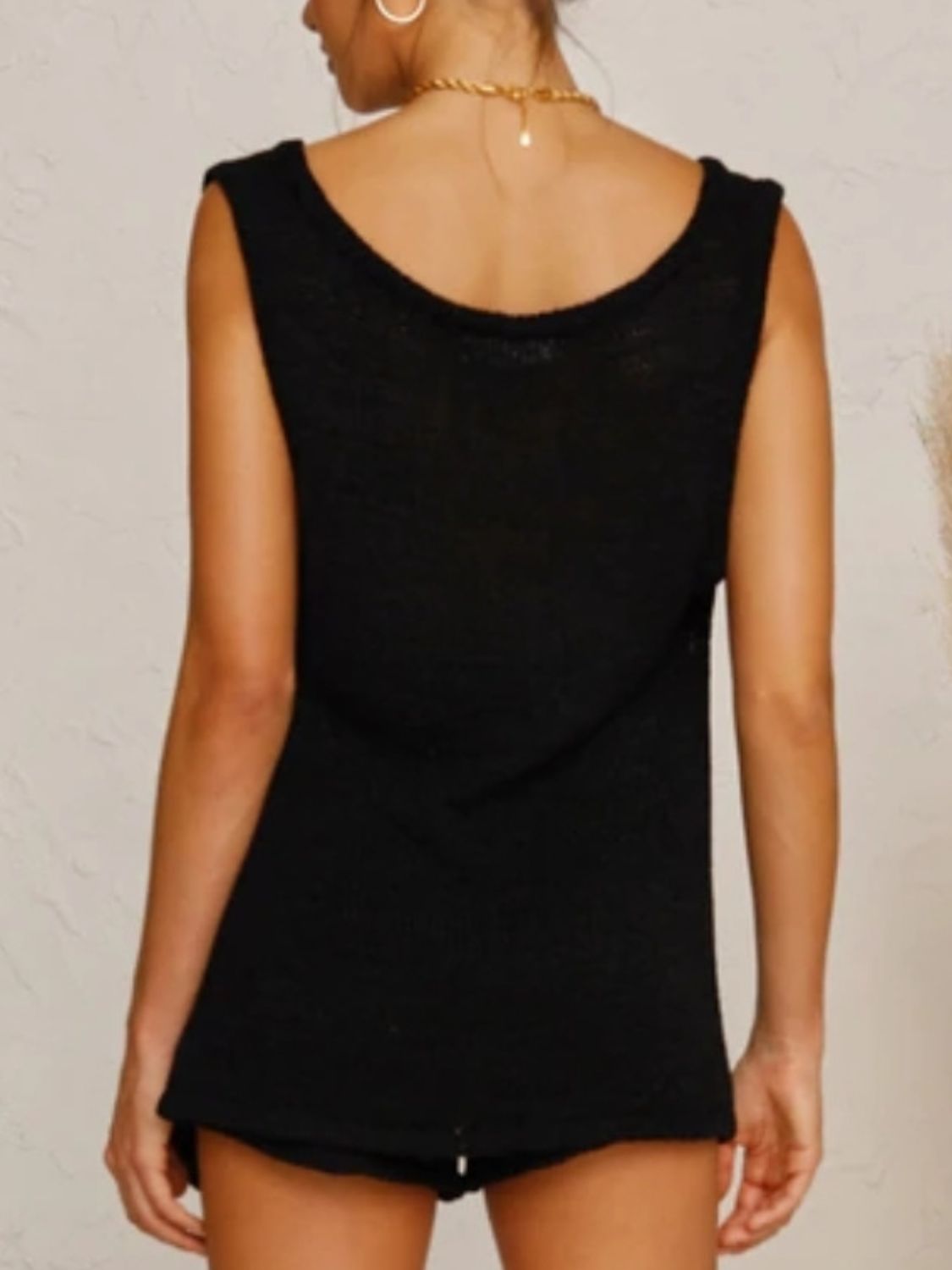 Conjunto de blusa sem mangas com decote em V e shorts com cordão