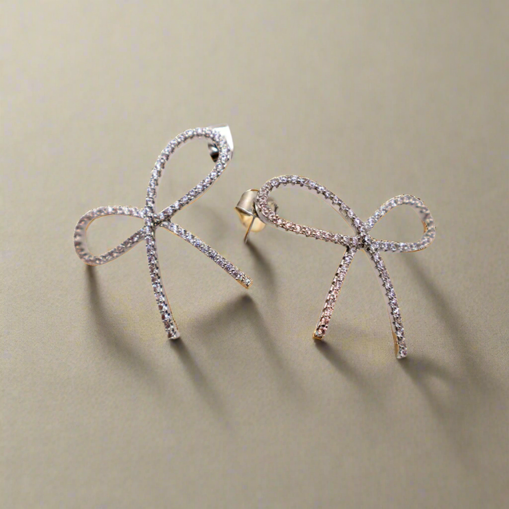 Brincos glamourosos com gravata borboleta chique – Joias com tachas douradas