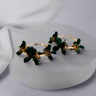 Floral Luxe Hoops – Brincos de argola com flores douradas