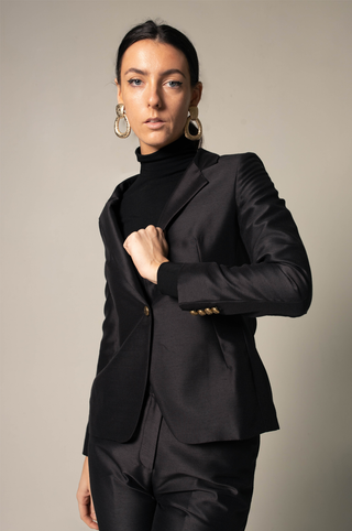 Blazer preto feminino – terno elegante sob medida para escritório